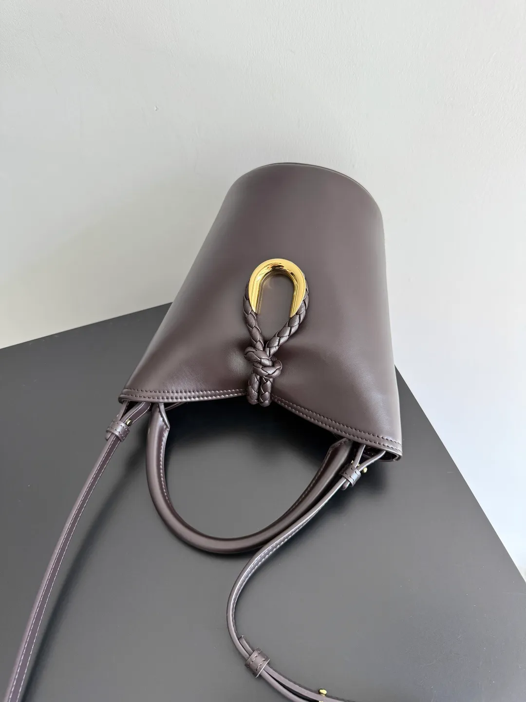 Batch 1620 BOTTEGA VENETA 2025 new women's LIBERTA small bucket bag The wind of "freedom" is still blowing towards summer🫧Unique bag shape and large enough capacity. This kind of small bag has always been very popular in summer. It can easily store essential items such as sunscreen and mini 5-fold umbrella when carrying it when going out. It uses braided knots and horseshoe buckle shapes. The metal ring is used for opening and closing, and the classic weaving is only used as an embellishment here, giving way to the simplicity of all-leather. It is a true combination of innovation and classics. It is also equipped with a detachable long shoulder strap. Friends who don’t like to carry it on the shoulder can only buy this bag and have more choices. Style number: 815244 Size: 22*18*15cm